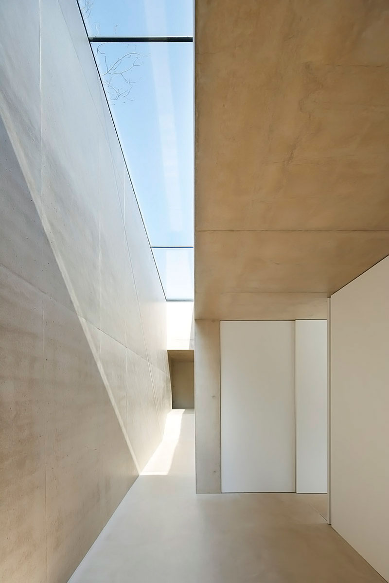 A Contemporary Vacation Home Surrounded by Perfect Landscaping and Green Rolling Grass in Cotswolds, England by Found Associates (11)