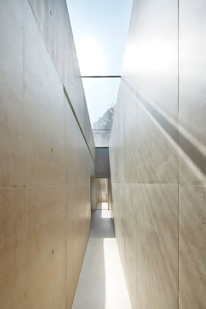 A Contemporary Vacation Home Surrounded by Perfect Landscaping and Green Rolling Grass in Cotswolds, England by Found Associates (12)