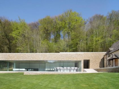 A Contemporary Vacation Home Surrounded by Perfect Landscaping and Green Rolling Grass in Cotswolds, England by Found Associates (2)