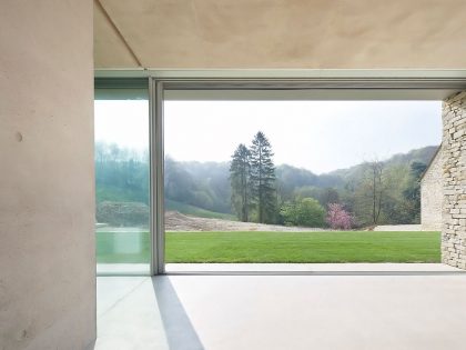 A Contemporary Vacation Home Surrounded by Perfect Landscaping and Green Rolling Grass in Cotswolds, England by Found Associates (21)