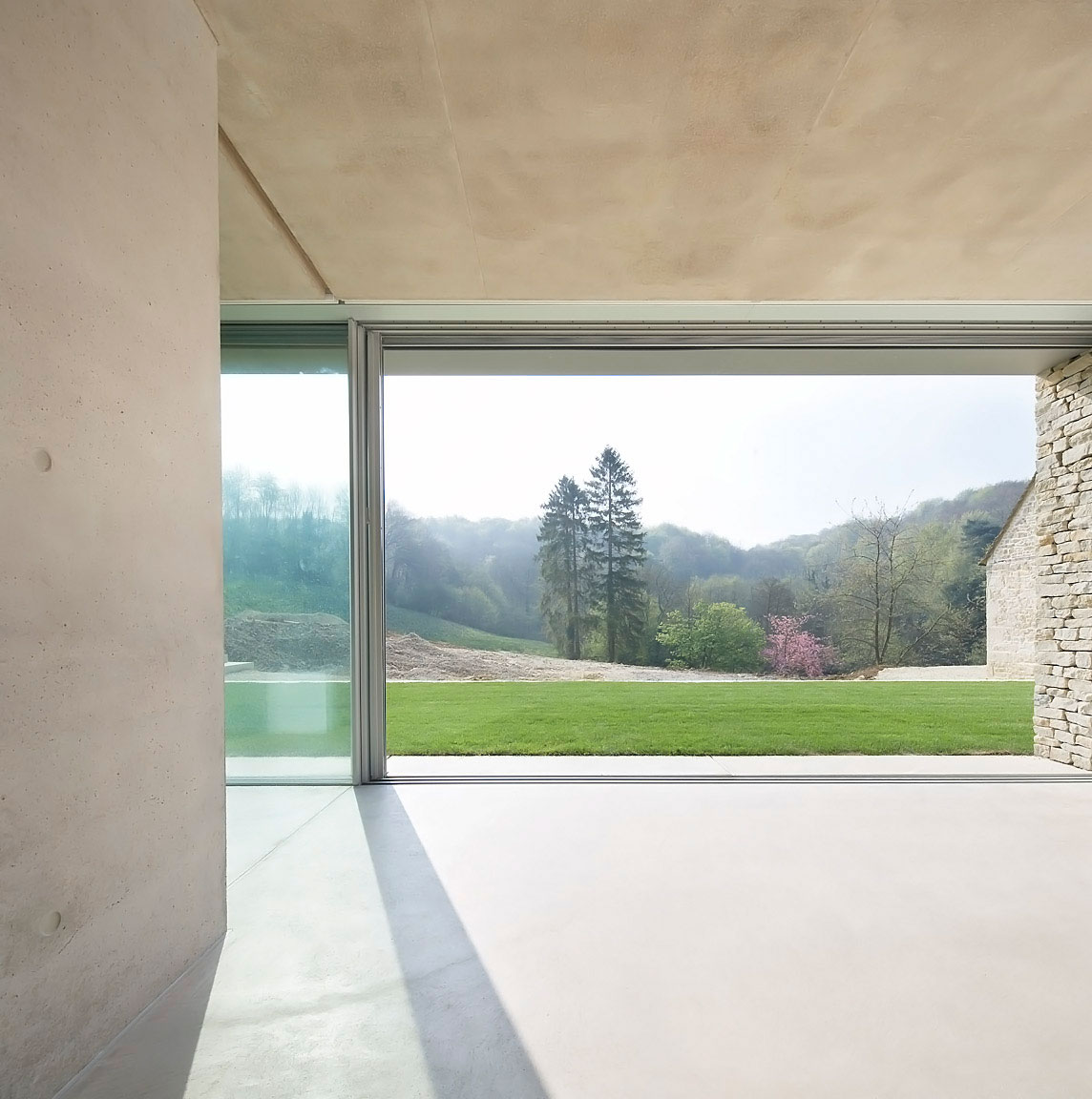 A Contemporary Vacation Home Surrounded by Perfect Landscaping and Green Rolling Grass in Cotswolds, England by Found Associates (21)