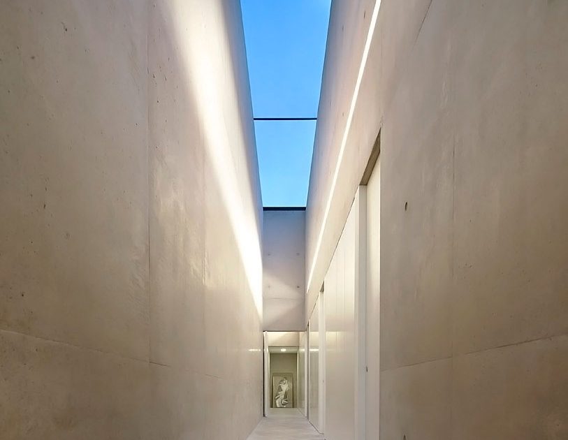A Contemporary Vacation Home Surrounded by Perfect Landscaping and Green Rolling Grass in Cotswolds, England by Found Associates (24)