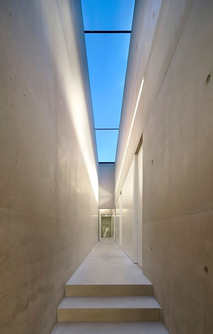 A Contemporary Vacation Home Surrounded by Perfect Landscaping and Green Rolling Grass in Cotswolds, England by Found Associates (24)