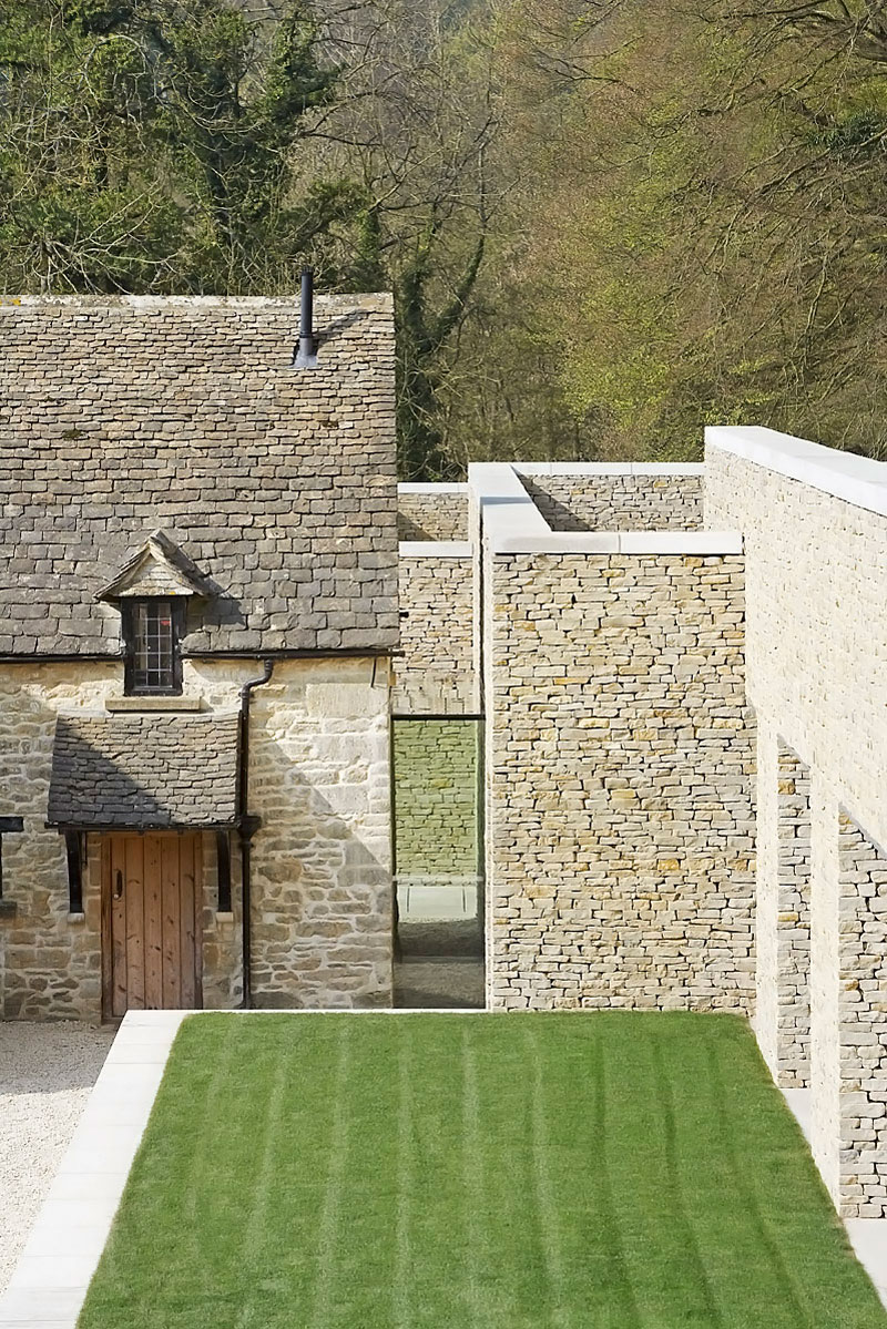 A Contemporary Vacation Home Surrounded by Perfect Landscaping and Green Rolling Grass in Cotswolds, England by Found Associates (3)