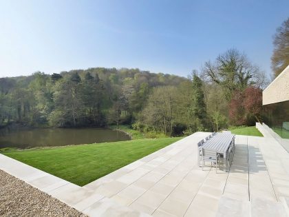 A Contemporary Vacation Home Surrounded by Perfect Landscaping and Green Rolling Grass in Cotswolds, England by Found Associates (4)