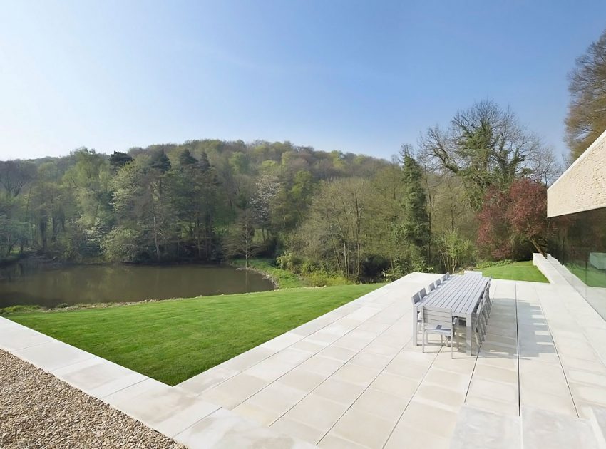 A Contemporary Vacation Home Surrounded by Perfect Landscaping and Green Rolling Grass in Cotswolds, England by Found Associates (4)