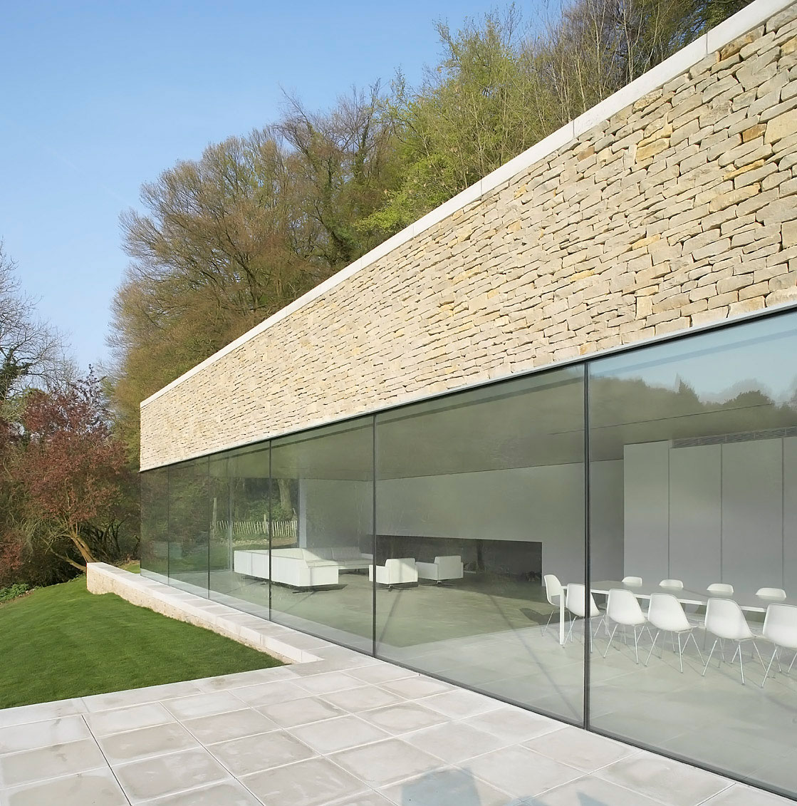 A Contemporary Vacation Home Surrounded by Perfect Landscaping and Green Rolling Grass in Cotswolds, England by Found Associates (5)