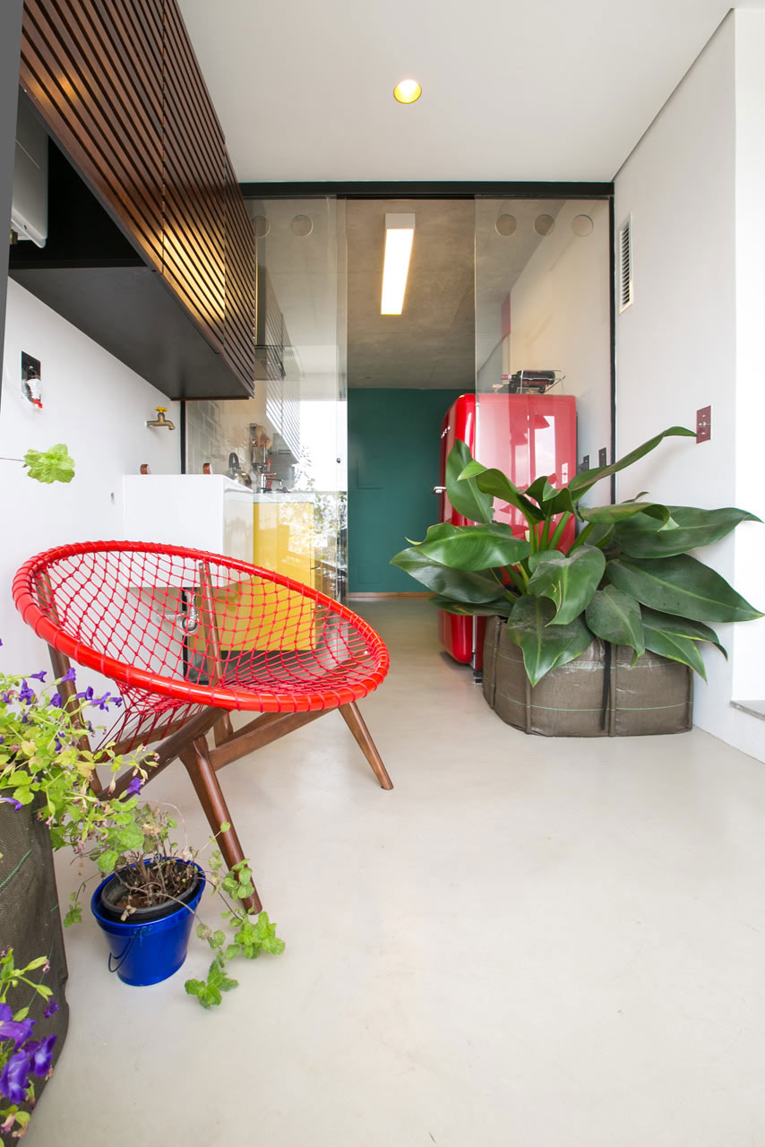 A Colorful and Comfortable Modern Apartment Full of Raw Materials in São Paulo by DT estúdio arquitetura (10)