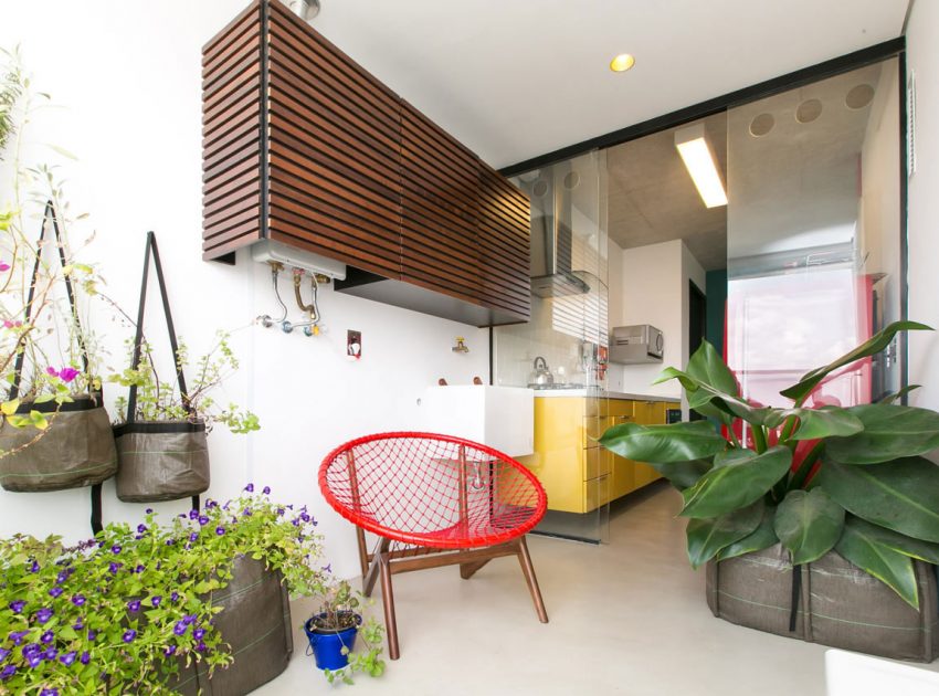A Colorful and Comfortable Modern Apartment Full of Raw Materials in São Paulo by DT estúdio arquitetura (9)