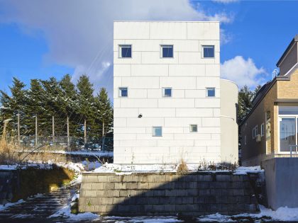 A Cozy and Bright Modern House with Two Twisting Staircases in Sapporo, Japan by Jun Igarashi Architects (2)