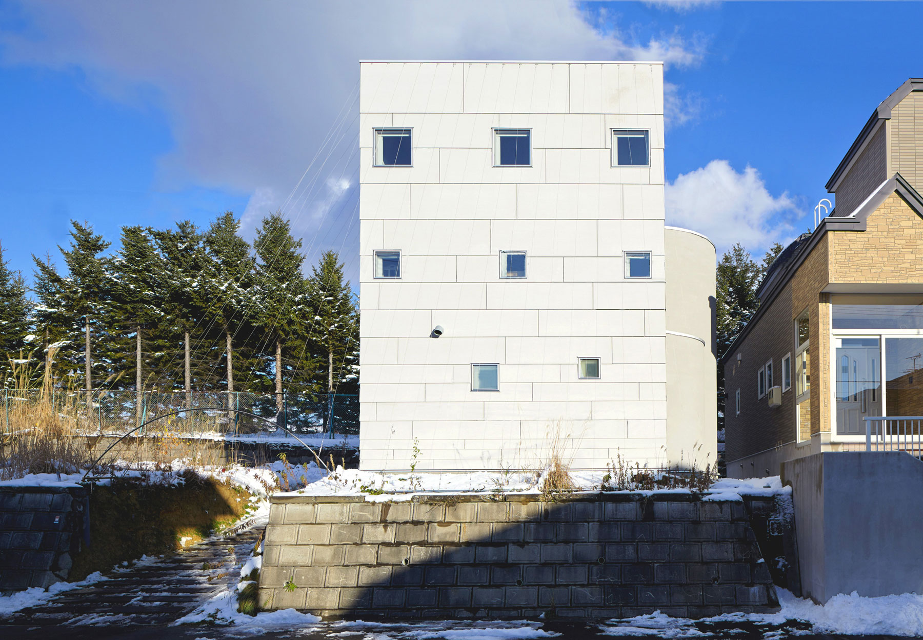 A Cozy and Bright Modern House with Two Twisting Staircases in Sapporo, Japan by Jun Igarashi Architects (2)