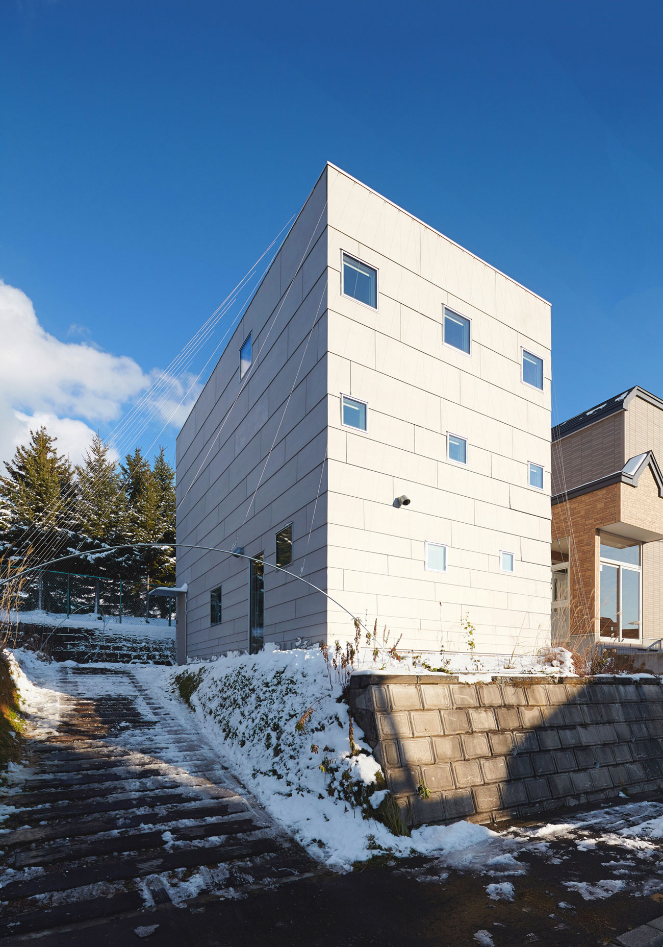 A Cozy and Bright Modern House with Two Twisting Staircases in Sapporo, Japan by Jun Igarashi Architects (3)