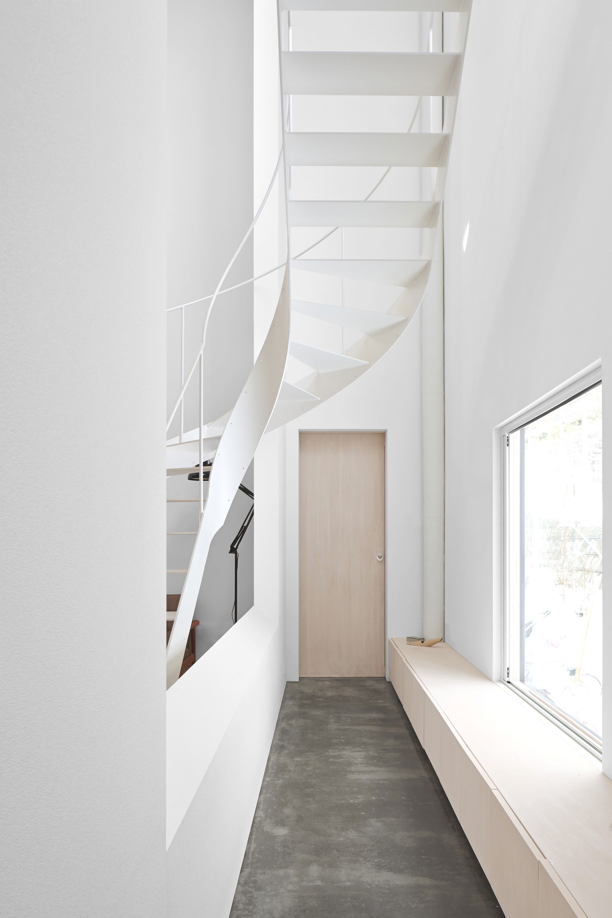 A Cozy and Bright Modern House with Two Twisting Staircases in Sapporo, Japan by Jun Igarashi Architects (4)