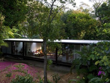 A Cozy and Contemporary Glass House Surrounded by Luscious Vegetation in Rio de Janeiro by Carla Juaçaba (1)
