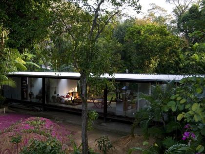 A Cozy and Contemporary Glass House Surrounded by Luscious Vegetation in Rio de Janeiro by Carla Juaçaba (1)