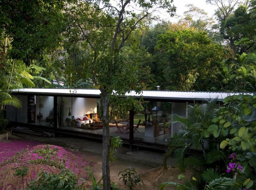 A Cozy and Contemporary Glass House Surrounded by Luscious Vegetation in Rio de Janeiro by Carla Juaçaba (1)