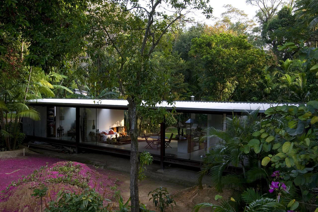 A Cozy and Contemporary Glass House Surrounded by Luscious Vegetation in Rio de Janeiro by Carla Juaçaba (1)