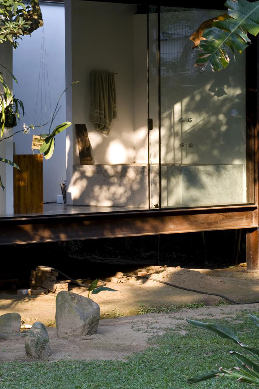 A Cozy and Contemporary Glass House Surrounded by Luscious Vegetation in Rio de Janeiro by Carla Juaçaba (10)