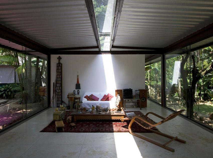 A Cozy and Contemporary Glass House Surrounded by Luscious Vegetation in Rio de Janeiro by Carla Juaçaba (11)