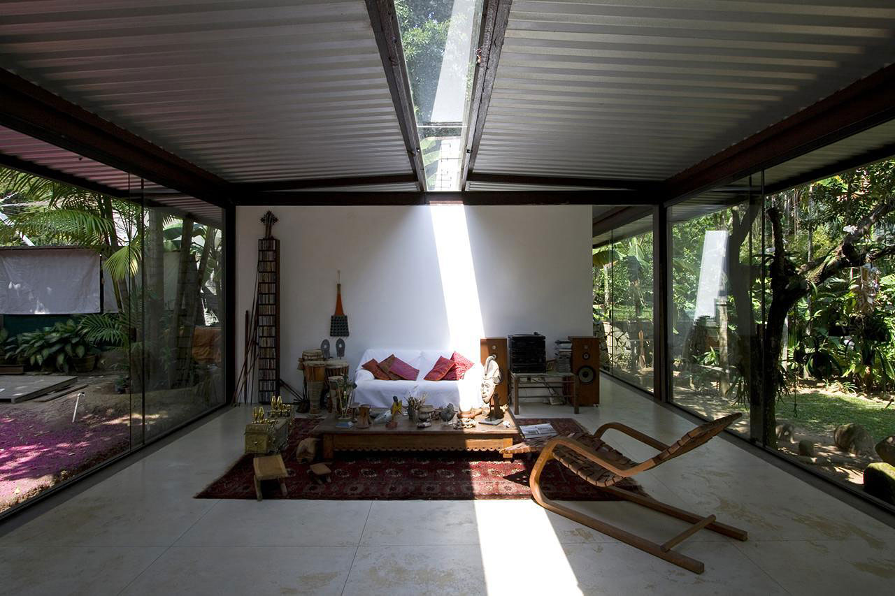 A Cozy and Contemporary Glass House Surrounded by Luscious Vegetation in Rio de Janeiro by Carla Juaçaba (11)