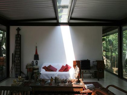A Cozy and Contemporary Glass House Surrounded by Luscious Vegetation in Rio de Janeiro by Carla Juaçaba (12)