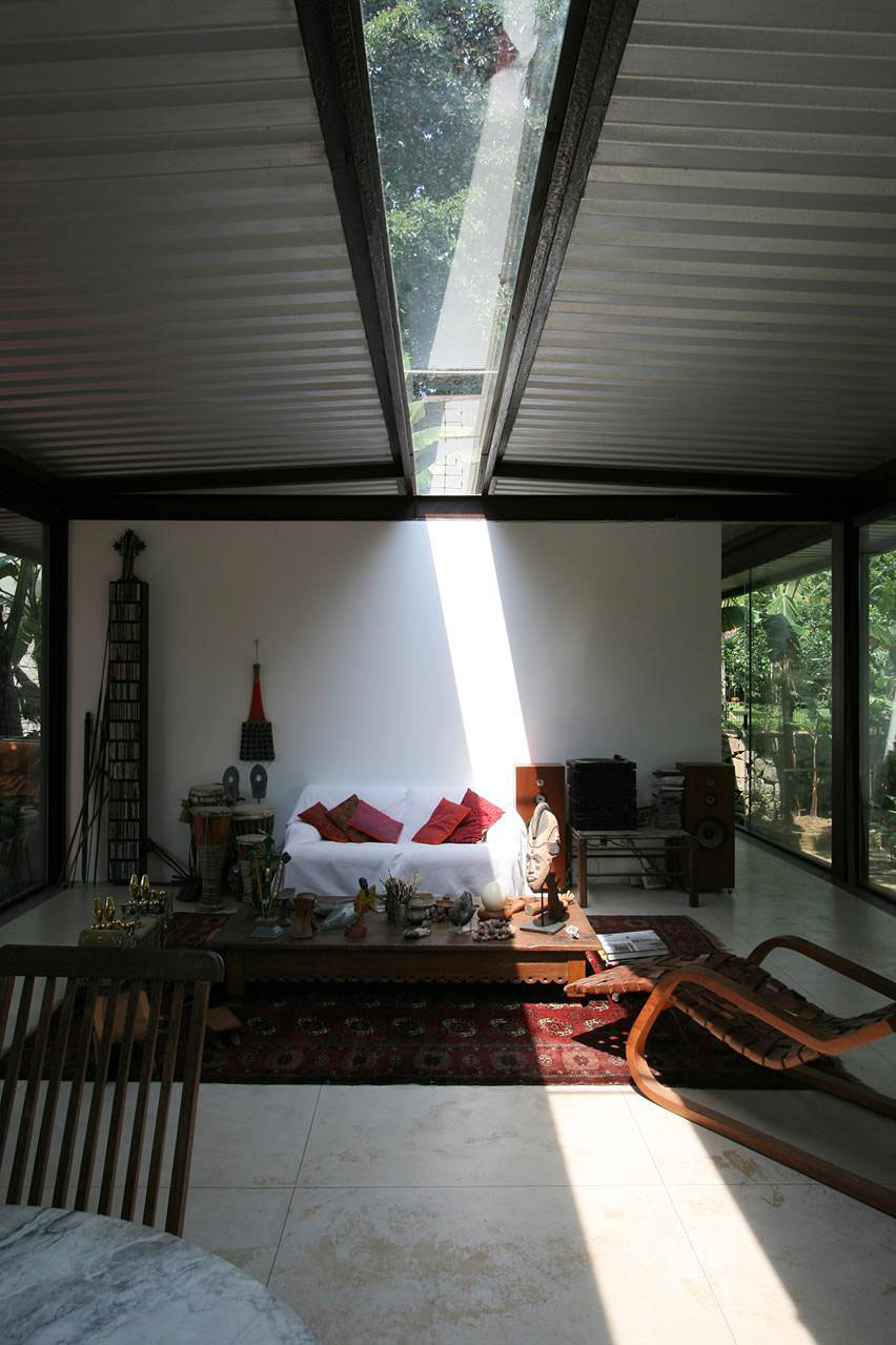 A Cozy and Contemporary Glass House Surrounded by Luscious Vegetation in Rio de Janeiro by Carla Juaçaba (12)