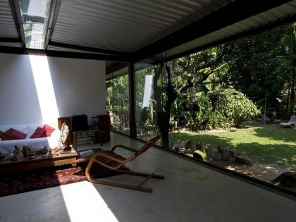 A Cozy and Contemporary Glass House Surrounded by Luscious Vegetation in Rio de Janeiro by Carla Juaçaba (13)