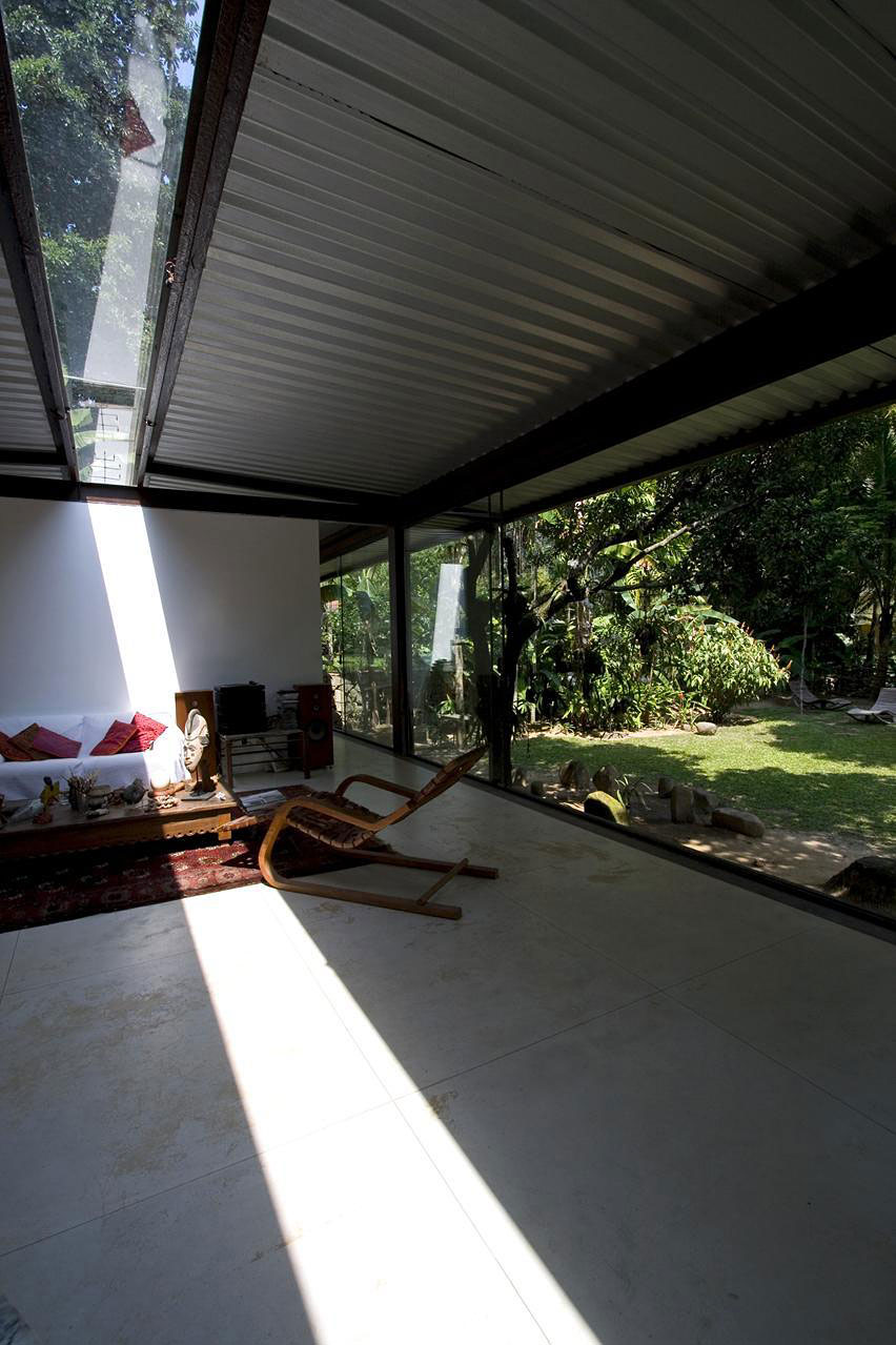 A Cozy and Contemporary Glass House Surrounded by Luscious Vegetation in Rio de Janeiro by Carla Juaçaba (13)