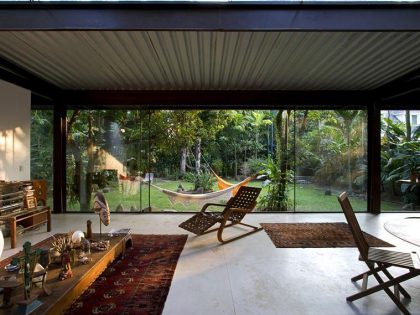 A Cozy and Contemporary Glass House Surrounded by Luscious Vegetation in Rio de Janeiro by Carla Juaçaba (14)