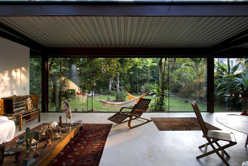 A Cozy and Contemporary Glass House Surrounded by Luscious Vegetation in Rio de Janeiro by Carla Juaçaba (14)