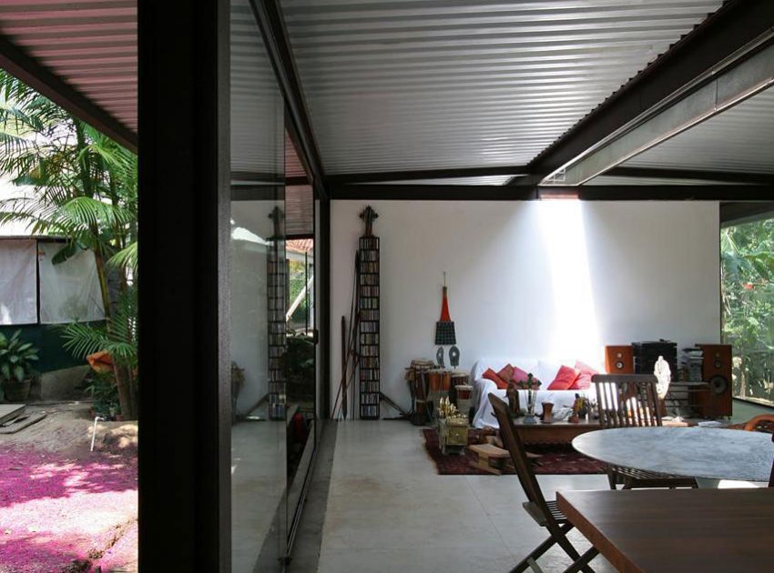 A Cozy and Contemporary Glass House Surrounded by Luscious Vegetation in Rio de Janeiro by Carla Juaçaba (15)