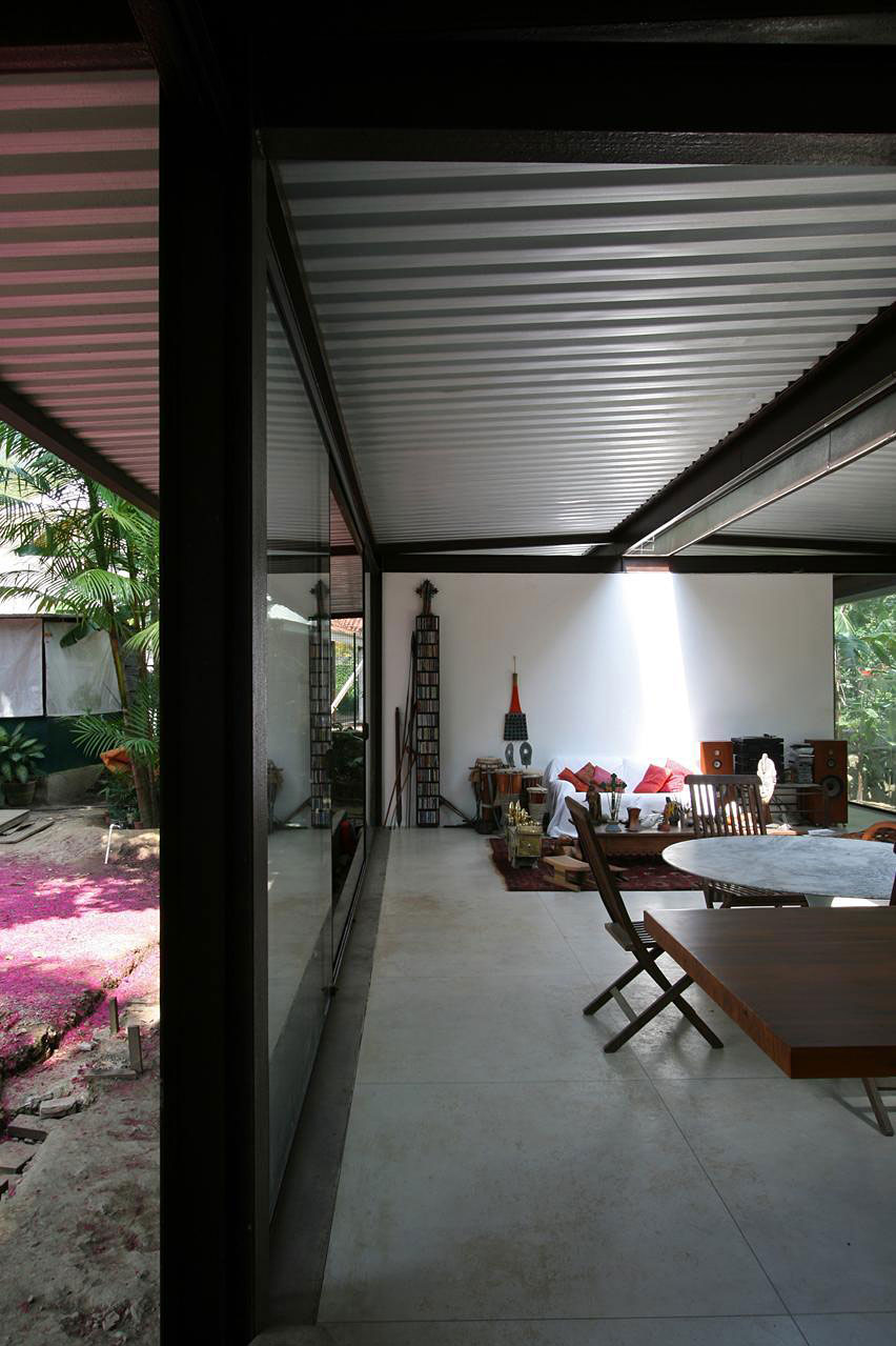 A Cozy and Contemporary Glass House Surrounded by Luscious Vegetation in Rio de Janeiro by Carla Juaçaba (15)
