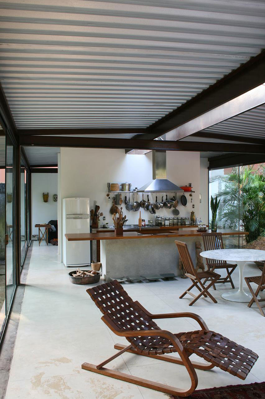 A Cozy and Contemporary Glass House Surrounded by Luscious Vegetation in Rio de Janeiro by Carla Juaçaba (16)