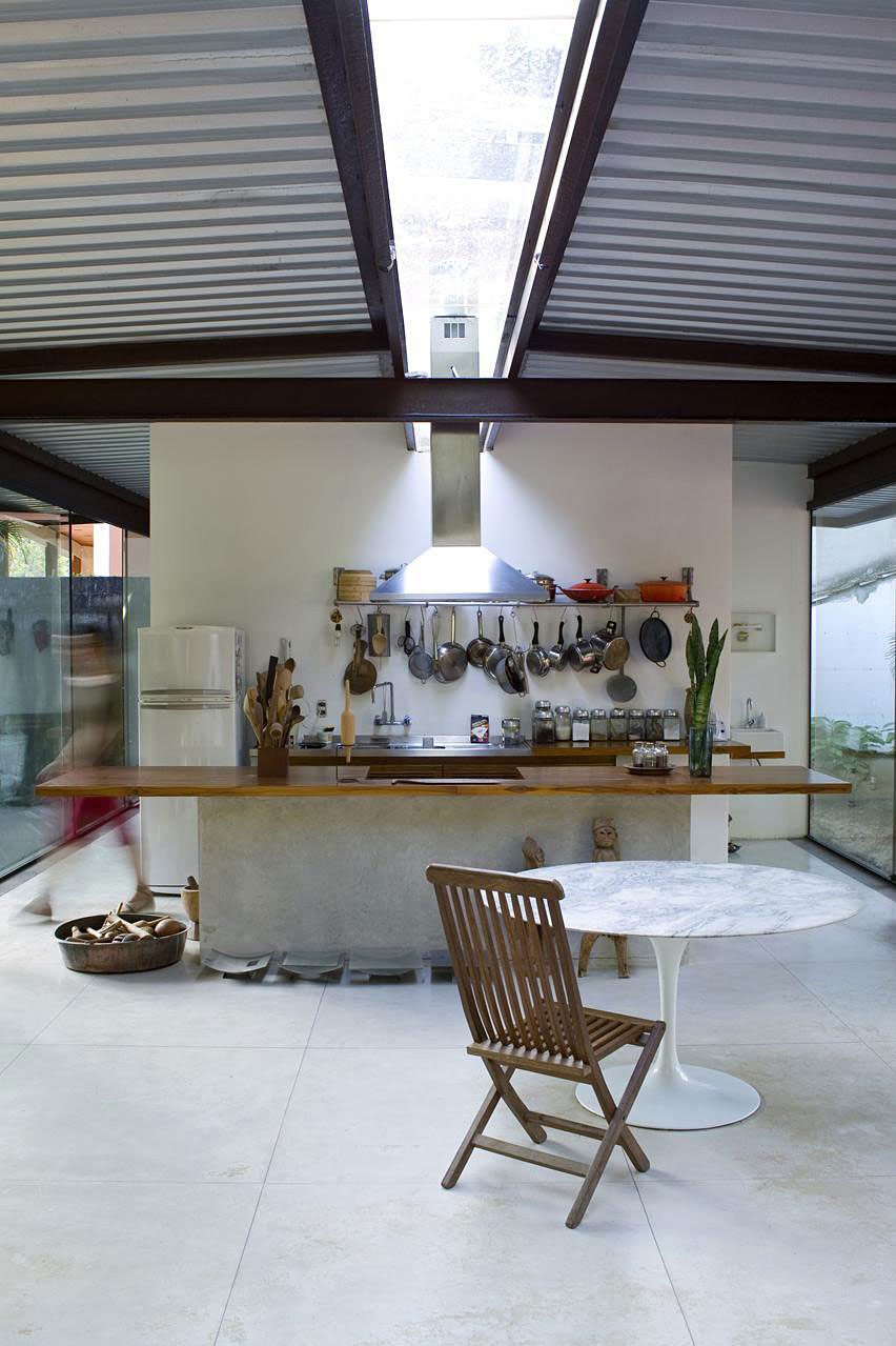 A Cozy and Contemporary Glass House Surrounded by Luscious Vegetation in Rio de Janeiro by Carla Juaçaba (17)