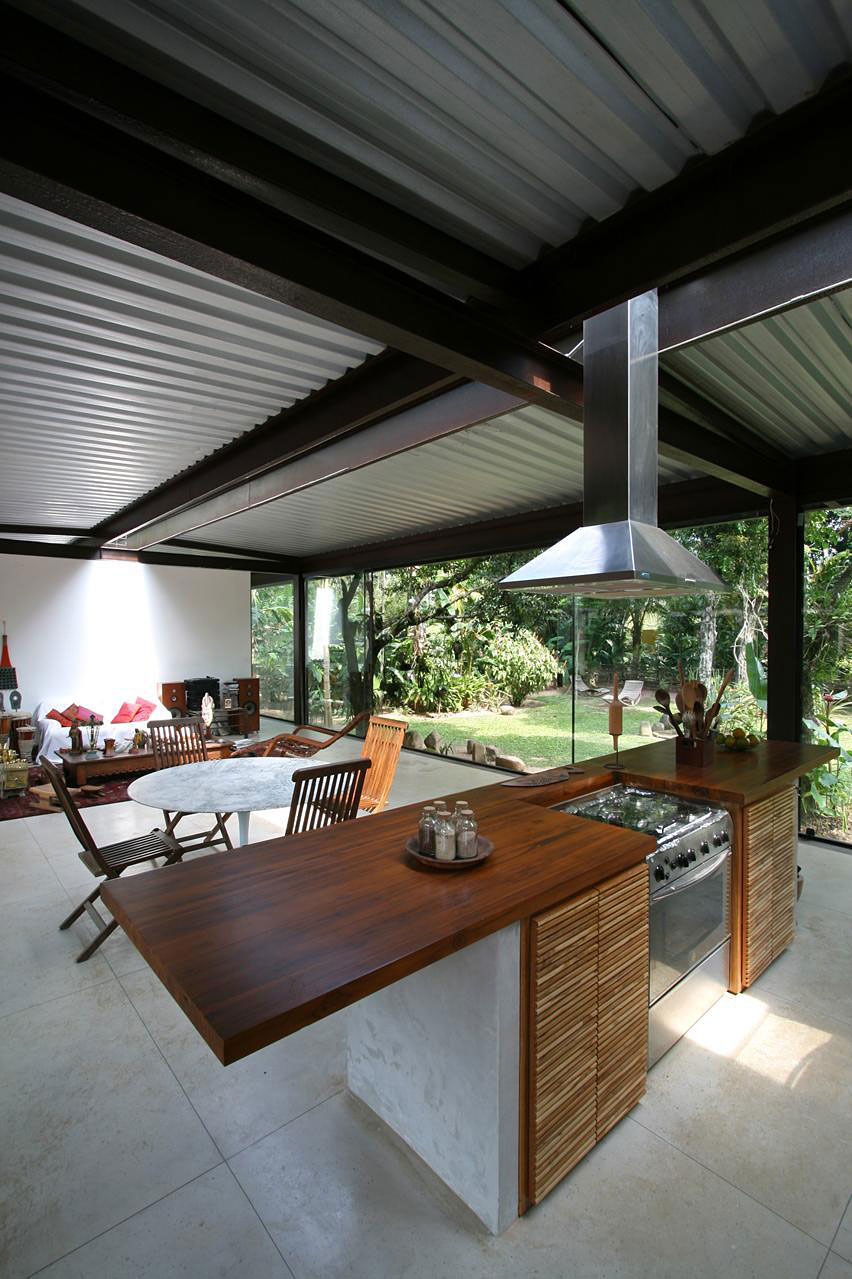 A Cozy and Contemporary Glass House Surrounded by Luscious Vegetation in Rio de Janeiro by Carla Juaçaba (18)
