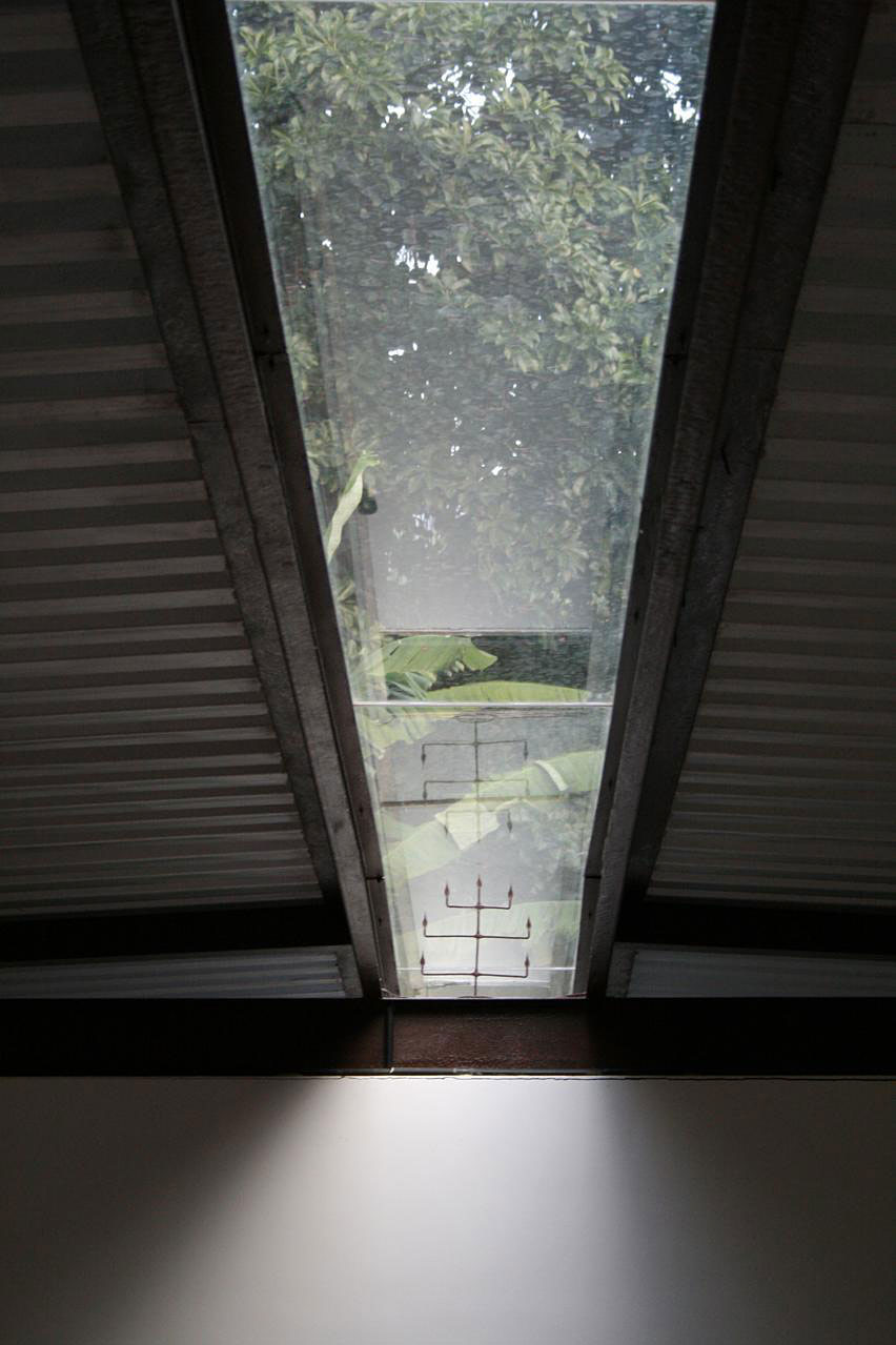 A Cozy and Contemporary Glass House Surrounded by Luscious Vegetation in Rio de Janeiro by Carla Juaçaba (19)