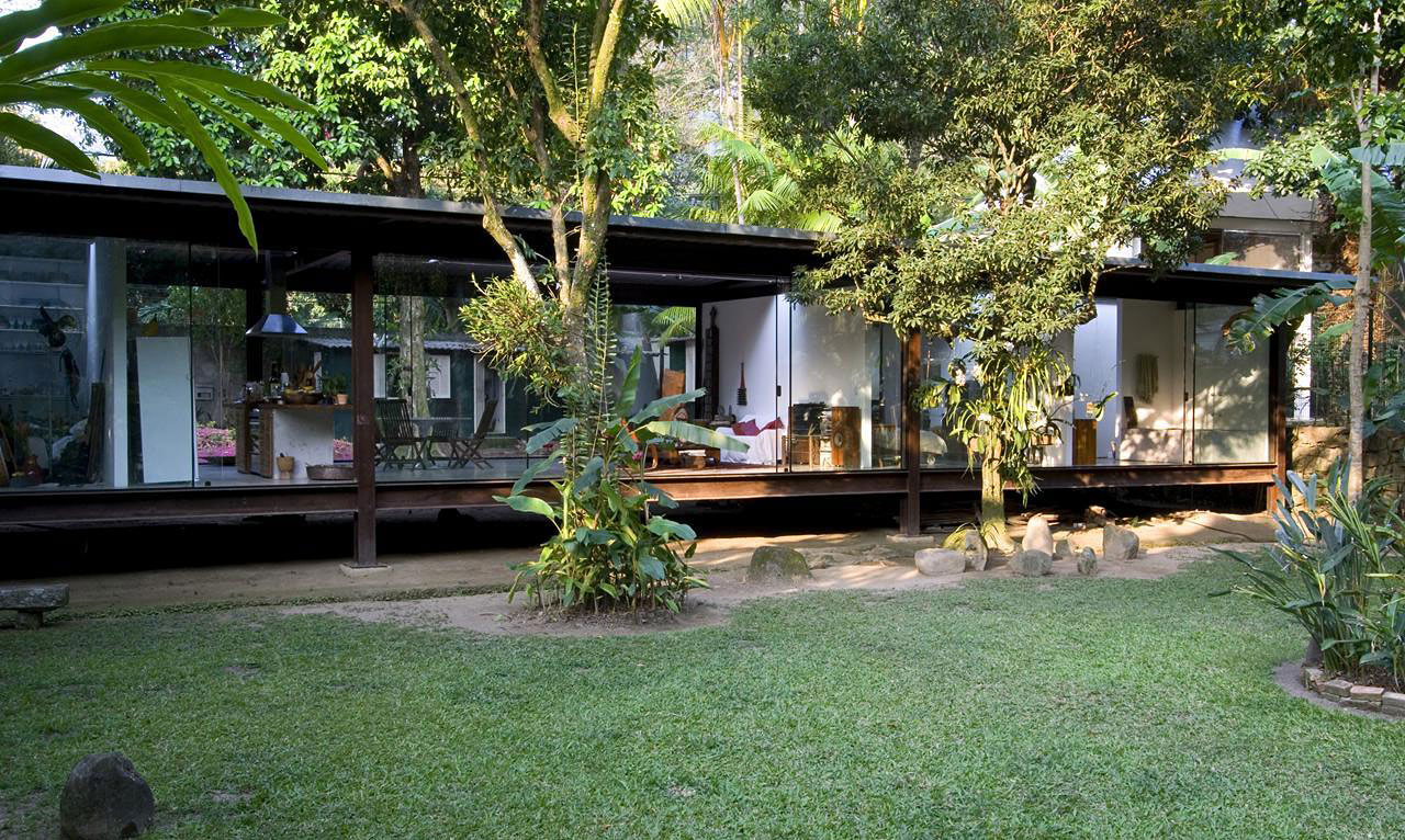 A Cozy and Contemporary Glass House Surrounded by Luscious Vegetation in Rio de Janeiro by Carla Juaçaba (2)