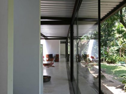 A Cozy and Contemporary Glass House Surrounded by Luscious Vegetation in Rio de Janeiro by Carla Juaçaba (20)