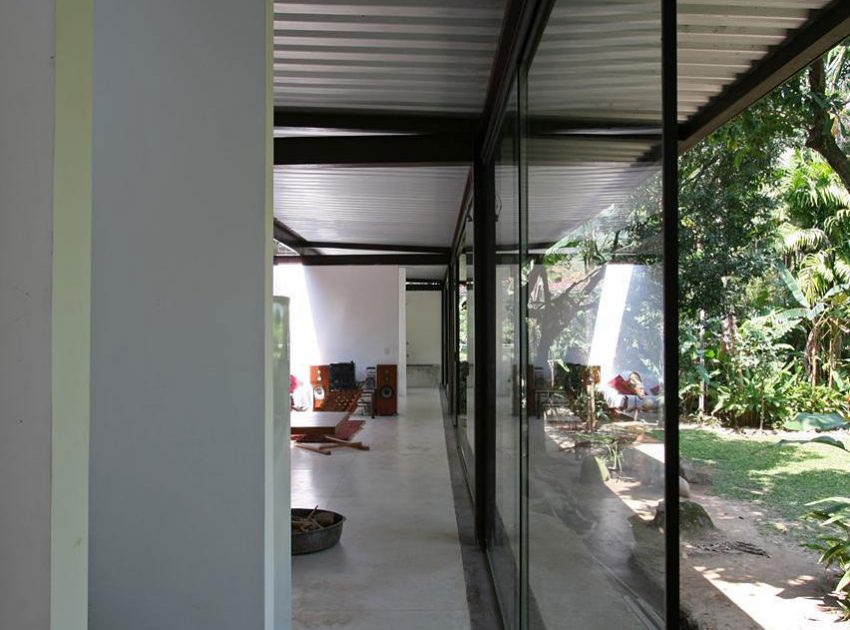 A Cozy and Contemporary Glass House Surrounded by Luscious Vegetation in Rio de Janeiro by Carla Juaçaba (20)