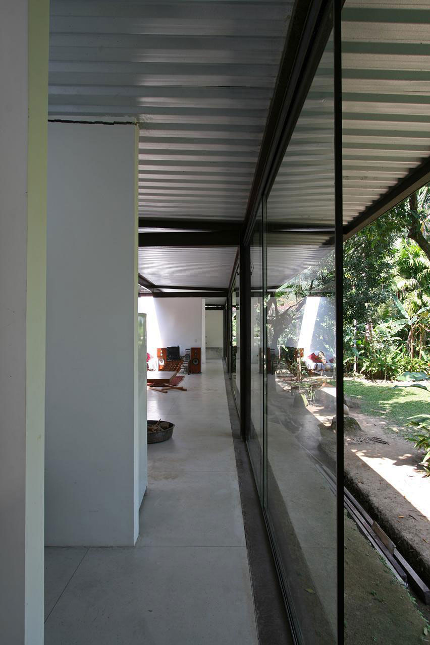 A Cozy and Contemporary Glass House Surrounded by Luscious Vegetation in Rio de Janeiro by Carla Juaçaba (20)