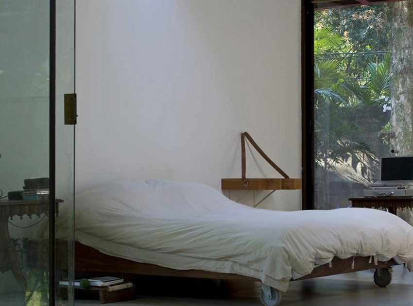 A Cozy and Contemporary Glass House Surrounded by Luscious Vegetation in Rio de Janeiro by Carla Juaçaba (21)