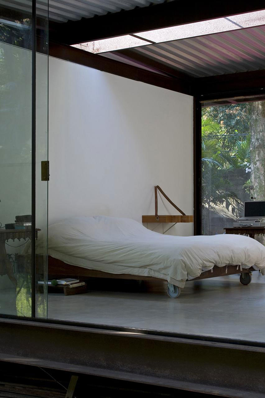 A Cozy and Contemporary Glass House Surrounded by Luscious Vegetation in Rio de Janeiro by Carla Juaçaba (21)