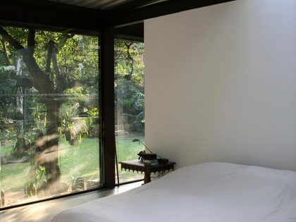A Cozy and Contemporary Glass House Surrounded by Luscious Vegetation in Rio de Janeiro by Carla Juaçaba (22)