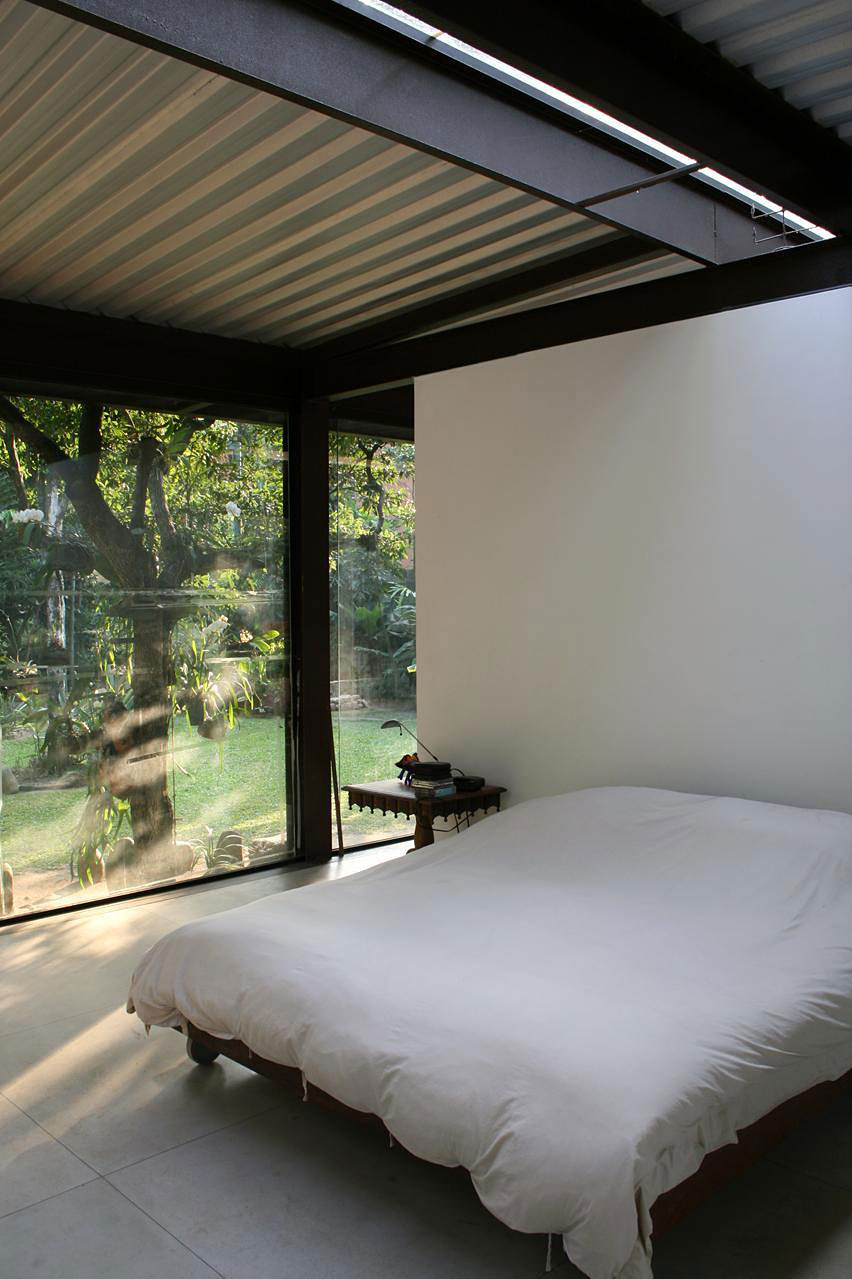 A Cozy and Contemporary Glass House Surrounded by Luscious Vegetation in Rio de Janeiro by Carla Juaçaba (22)