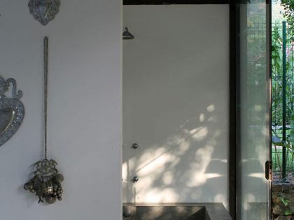 A Cozy and Contemporary Glass House Surrounded by Luscious Vegetation in Rio de Janeiro by Carla Juaçaba (23)