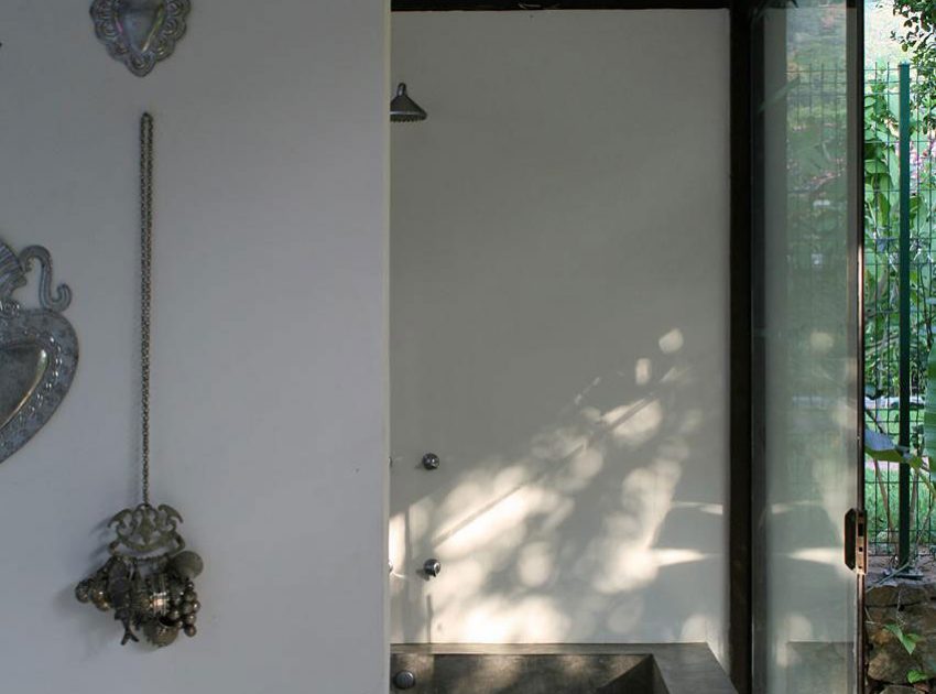 A Cozy and Contemporary Glass House Surrounded by Luscious Vegetation in Rio de Janeiro by Carla Juaçaba (23)