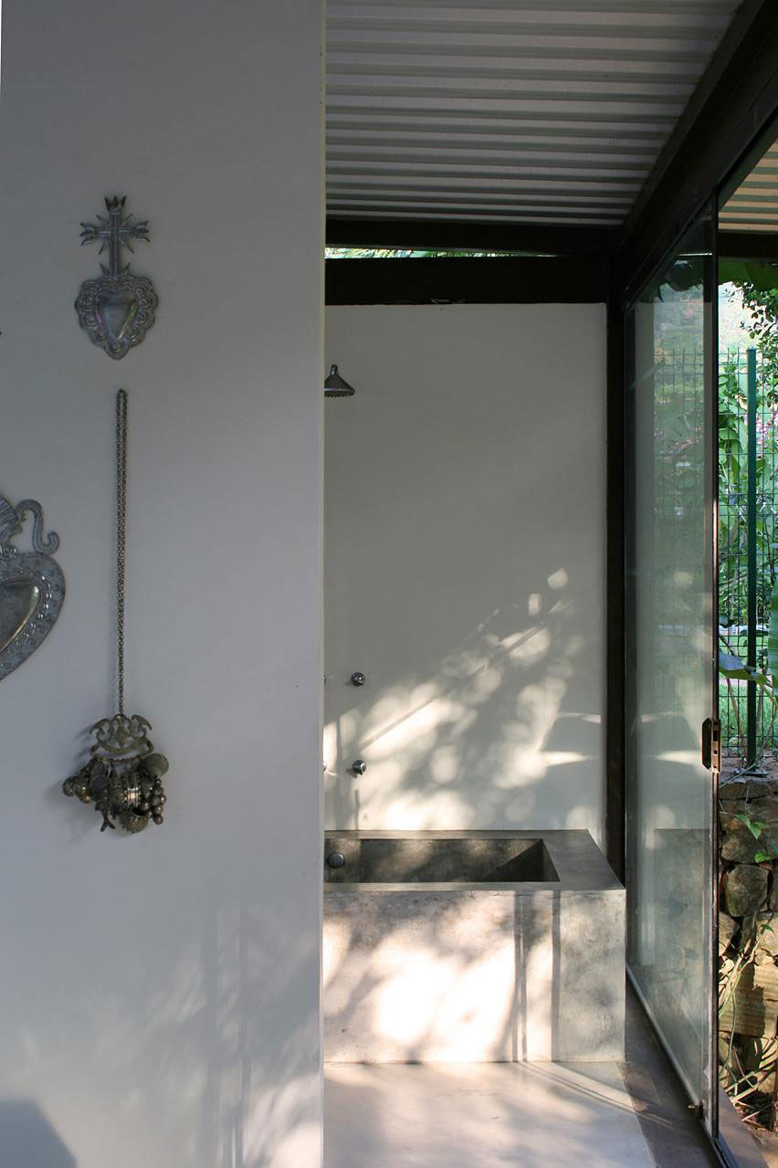 A Cozy and Contemporary Glass House Surrounded by Luscious Vegetation in Rio de Janeiro by Carla Juaçaba (23)