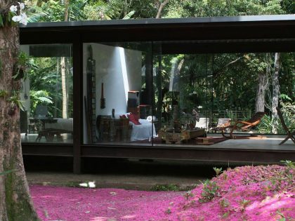 A Cozy and Contemporary Glass House Surrounded by Luscious Vegetation in Rio de Janeiro by Carla Juaçaba (3)