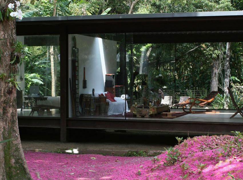 A Cozy and Contemporary Glass House Surrounded by Luscious Vegetation in Rio de Janeiro by Carla Juaçaba (3)