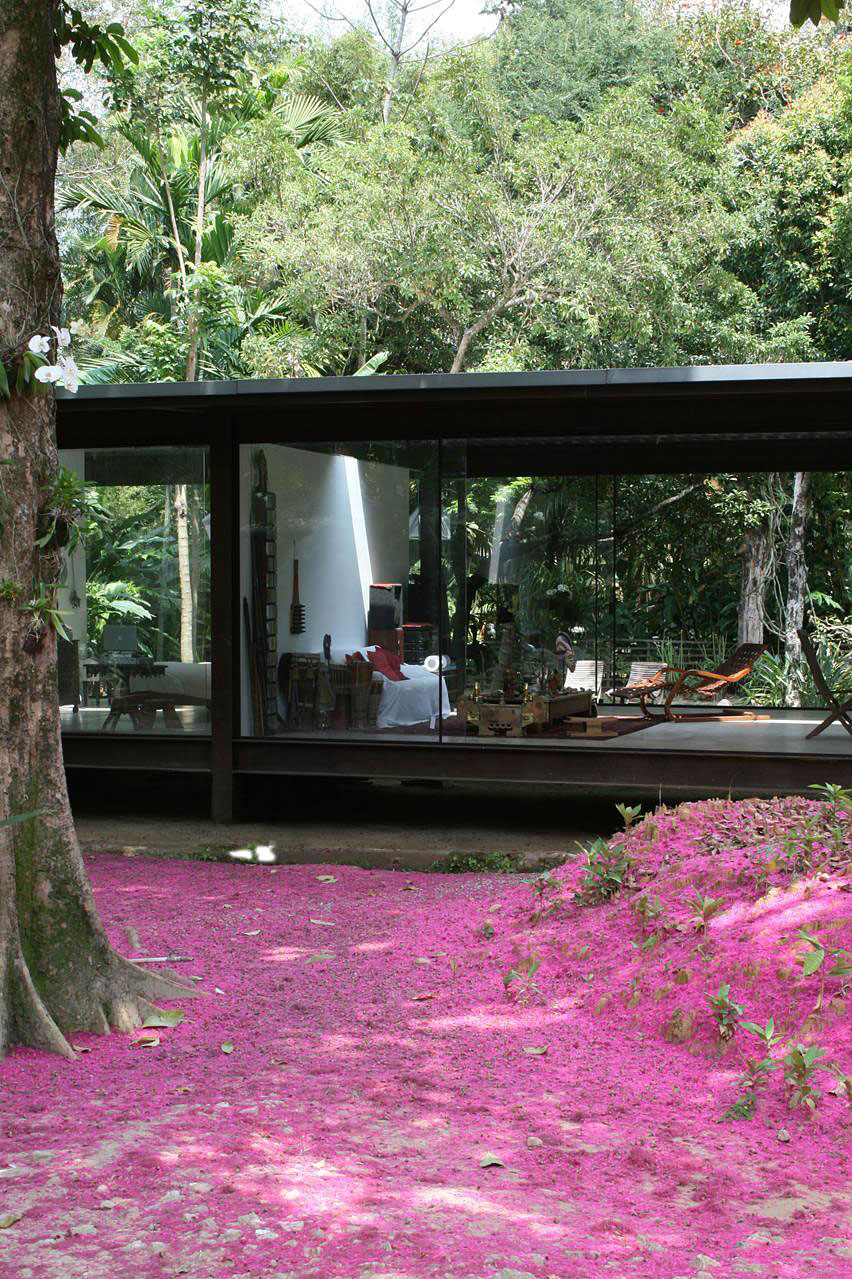 A Cozy and Contemporary Glass House Surrounded by Luscious Vegetation in Rio de Janeiro by Carla Juaçaba (3)